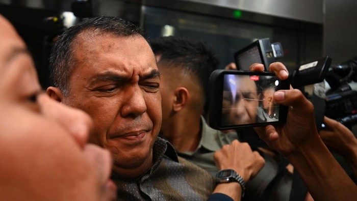 Foto: Wakil Menteri Imigrasi dan Pemasyarakatan (Wamen Imipas), Silmy Karim, menyerahkan diri ke Komisi Pemberantasan Korupsi (KPK) pada Rabu (3/6/2026) malam. Sumber: Istimewa.