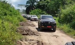 Tinjau Jalan Rusak di Kutai Barat, Gubernur Kaltim Pastikan Bangun Akses 30 Kilometer