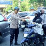 Kabut Asap Menyelimuti Samarinda, Polisi Bagikan 10.000 Masker Gratis