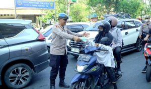 Kabut Asap Menyelimuti Samarinda, Polisi Bagikan 10.000 Masker Gratis