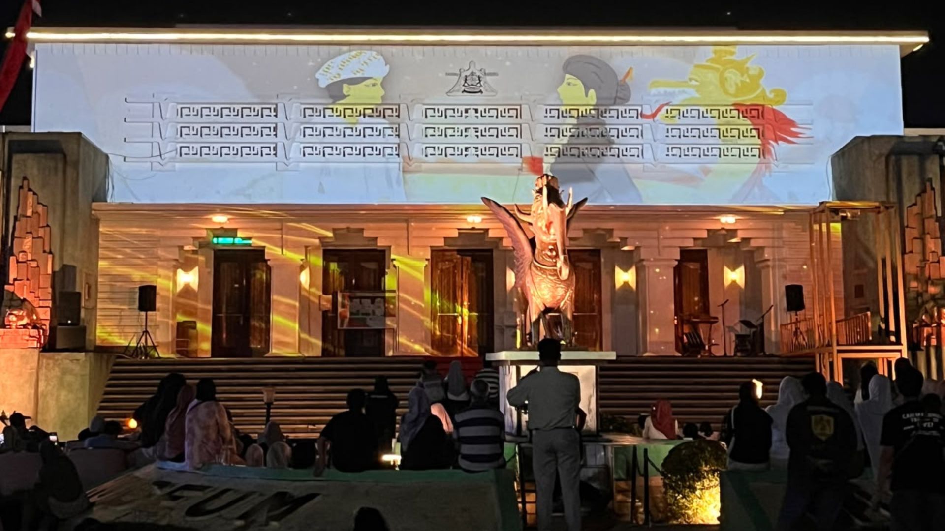 Foto: Penampilan vide mapping Putri Karang Melenu di Gedung Museum Negeri Mulawarman. Sumber: Istimewa.