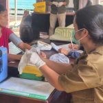 Foto: Mona Trisna saat melakukan pemeriksaan kesehatan kepada pasien. Sumber: Istimewa.