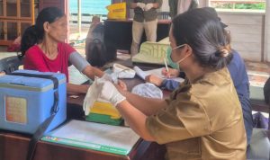 Foto: Mona Trisna saat melakukan pemeriksaan kesehatan kepada pasien. Sumber: Istimewa.