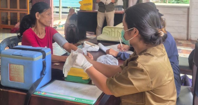 Foto: Mona Trisna saat melakukan pemeriksaan kesehatan kepada pasien. Sumber: Istimewa.