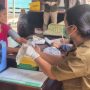 Foto: Mona Trisna saat melakukan pemeriksaan kesehatan kepada pasien. Sumber: Istimewa.