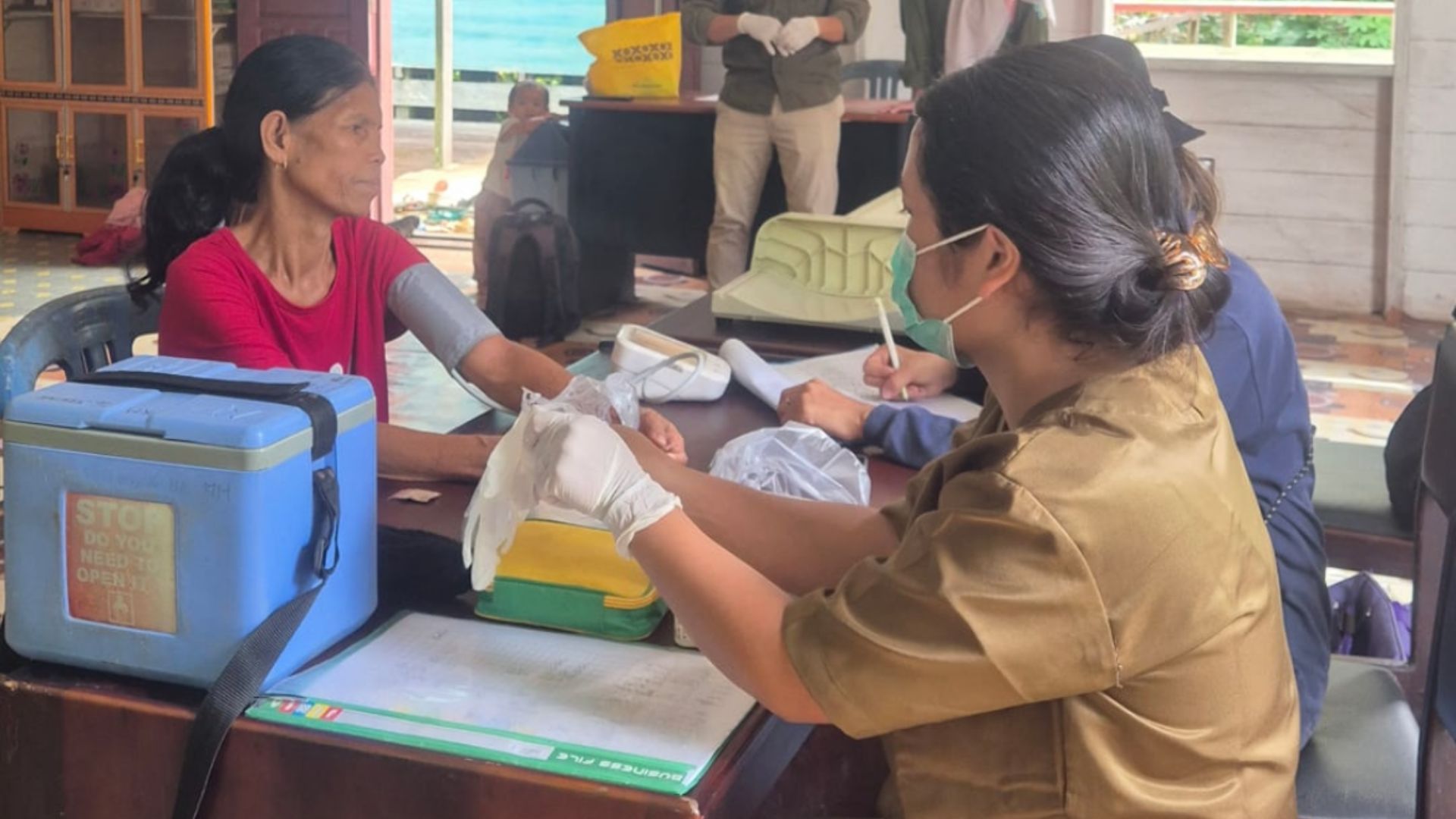 Foto: Mona Trisna saat melakukan pemeriksaan kesehatan kepada pasien. Sumber: Istimewa.