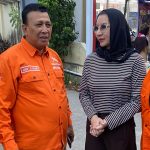 Foto: Ketua DPW Partai Gerakan Rakyat Kaltim, Andi Nazir dan Politikus Rita Widyasari, memberikan bantuan kepada korban kebakaran Loa Ipuh Tenggarong. Sumber: Istimewa.