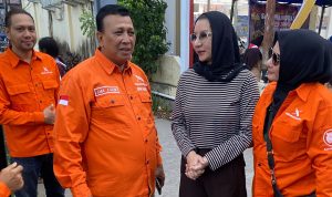 Foto: Ketua DPW Partai Gerakan Rakyat Kaltim, Andi Nazir dan Politikus Rita Widyasari, memberikan bantuan kepada korban kebakaran Loa Ipuh Tenggarong. Sumber: Istimewa. Foto: Ketua DPW Partai Gerakan Rakyat Kaltim, Andi Nazir dan Politikus Rita Widyasari, memberikan bantuan kepada korban kebakaran Loa Ipuh Tenggarong. Sumber: Istimewa.