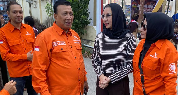 Foto: Ketua DPW Partai Gerakan Rakyat Kaltim, Andi Nazir dan Politikus Rita Widyasari, memberikan bantuan kepada korban kebakaran Loa Ipuh Tenggarong. Sumber: Istimewa.