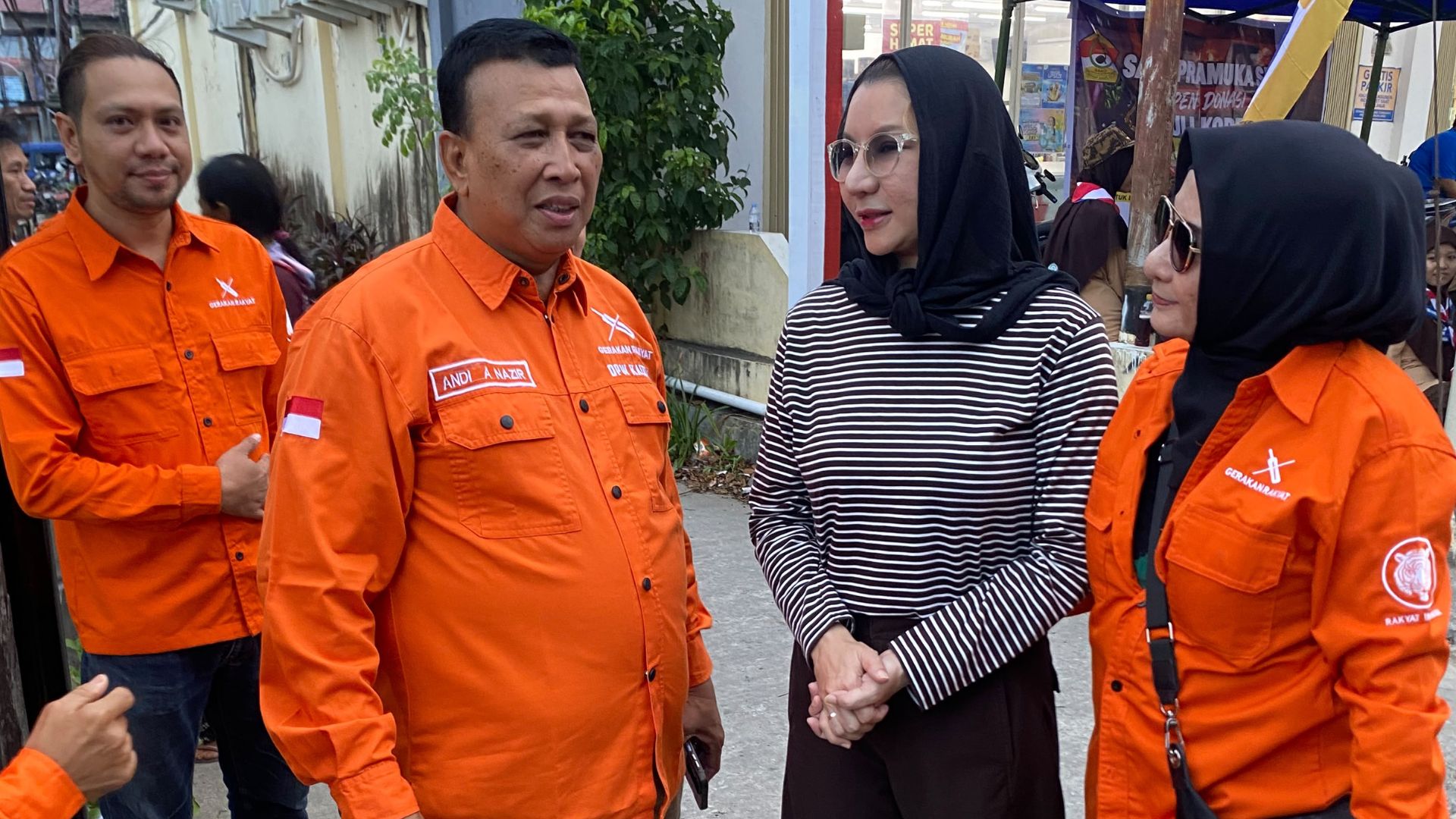 Foto: Ketua DPW Partai Gerakan Rakyat Kaltim, Andi Nazir dan Politikus Rita Widyasari, memberikan bantuan kepada korban kebakaran Loa Ipuh Tenggarong. Sumber: Istimewa.